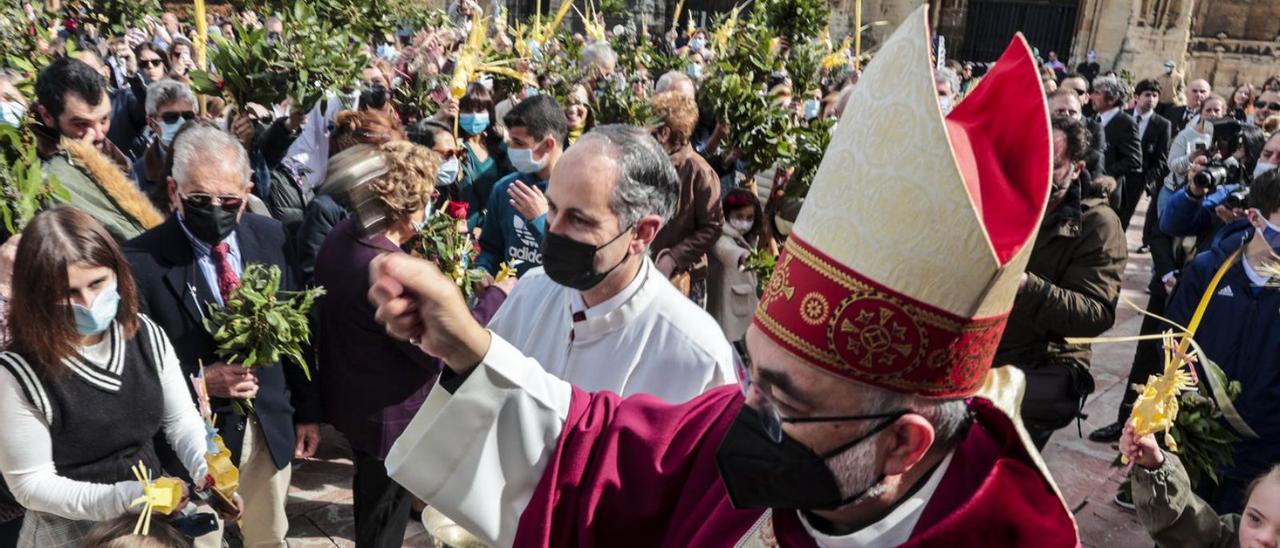 Sanz Montes denuncia el crimen del rellano, la guerra y la corrupción en un radiante día de Ramos en Oviedo