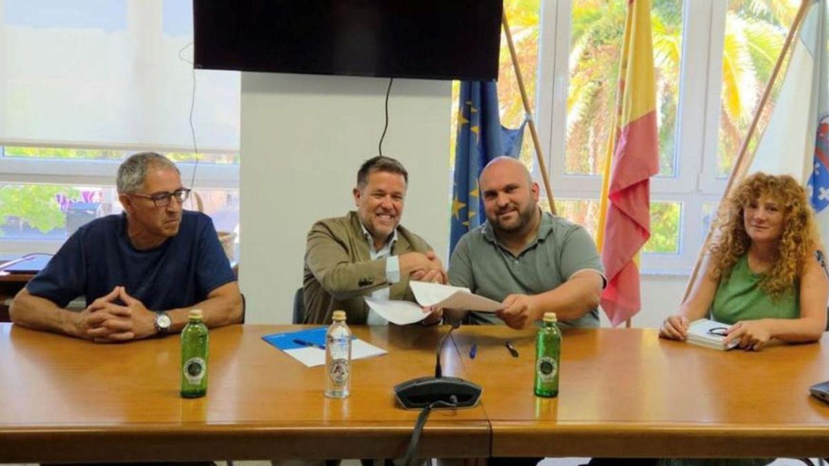 Perfecto Rodríguez y Pablo Barcia firman el convenio.