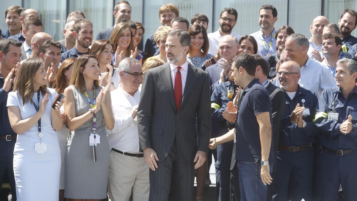 El Rey se fotografió con los trabajadores de la refinería de Castelló.