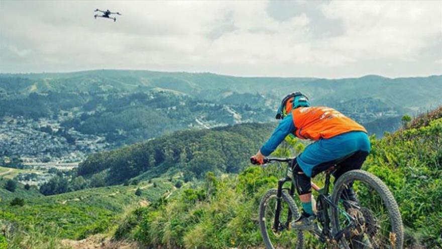 Crean un dron con capacidad para seguir a una persona