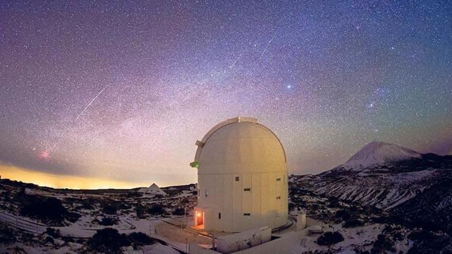 Unas cuantas gemínidas se dejan ver mientras amanece el Observatorio del Teide.