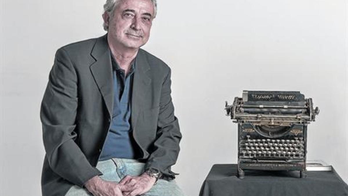 Josep Carles Rius, junto a una antigua máquina Hispano Olivetti, símbolo del periodismo de otros tiempos.