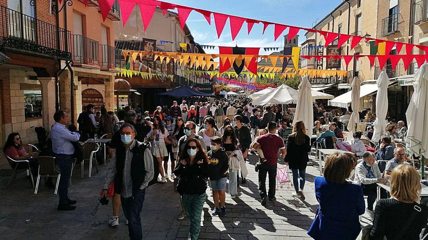 Toresanos y visitantes recorren la Plaza Mayor de Toro decorada para la fiesta. | M. J. C.