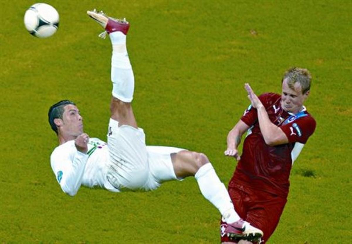 Cristiano Ronaldo, enun remat acrobàtic, va conduir el triomf portuguès