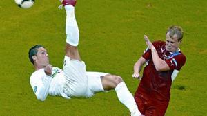 Cristiano Ronaldo, en un remate acrobático, condujo el triunfo portugués.