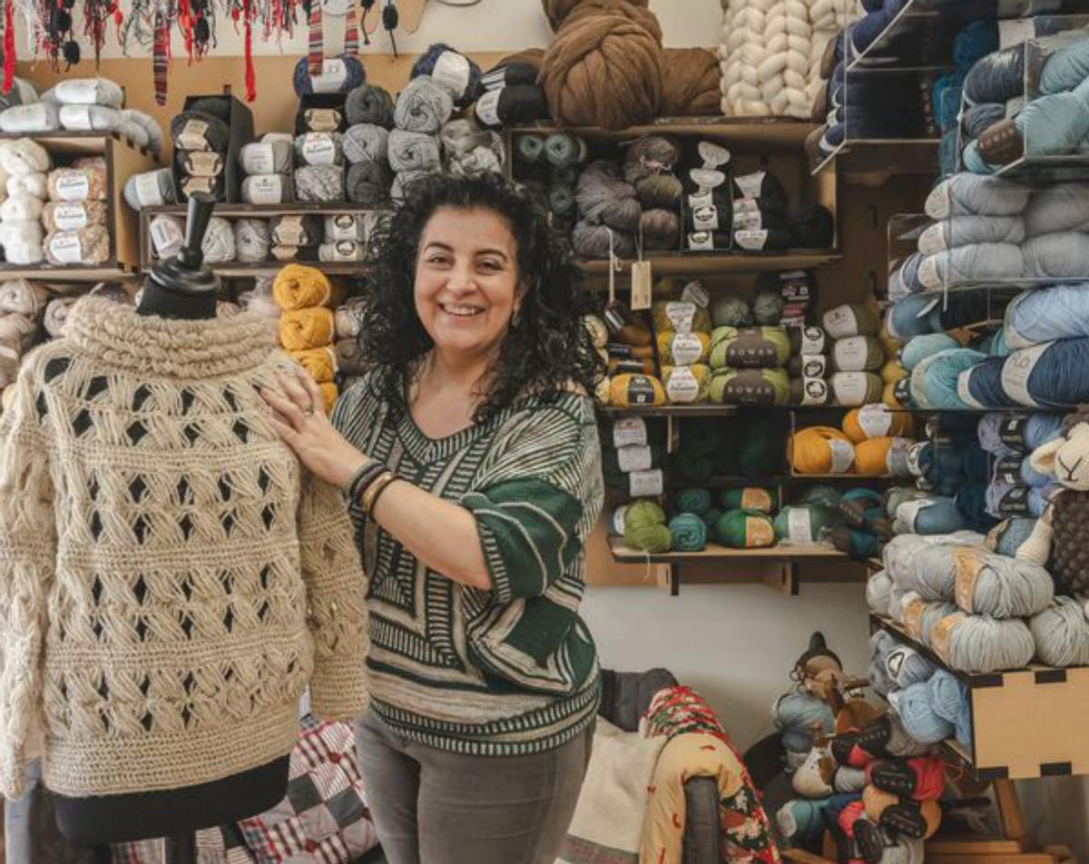 Lola, con su jersey Orixe de lana de oveja gallega, finalista de Premios de Artesanía. |   // ALAN PÉREZ