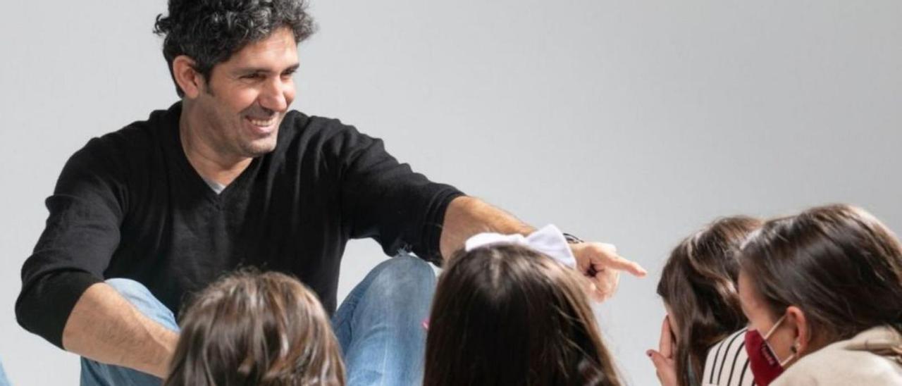 El escritor César Bona, en una actividad con niños, es uno de los conferenciantes que acudirán a Tomiño.   | // FDV
