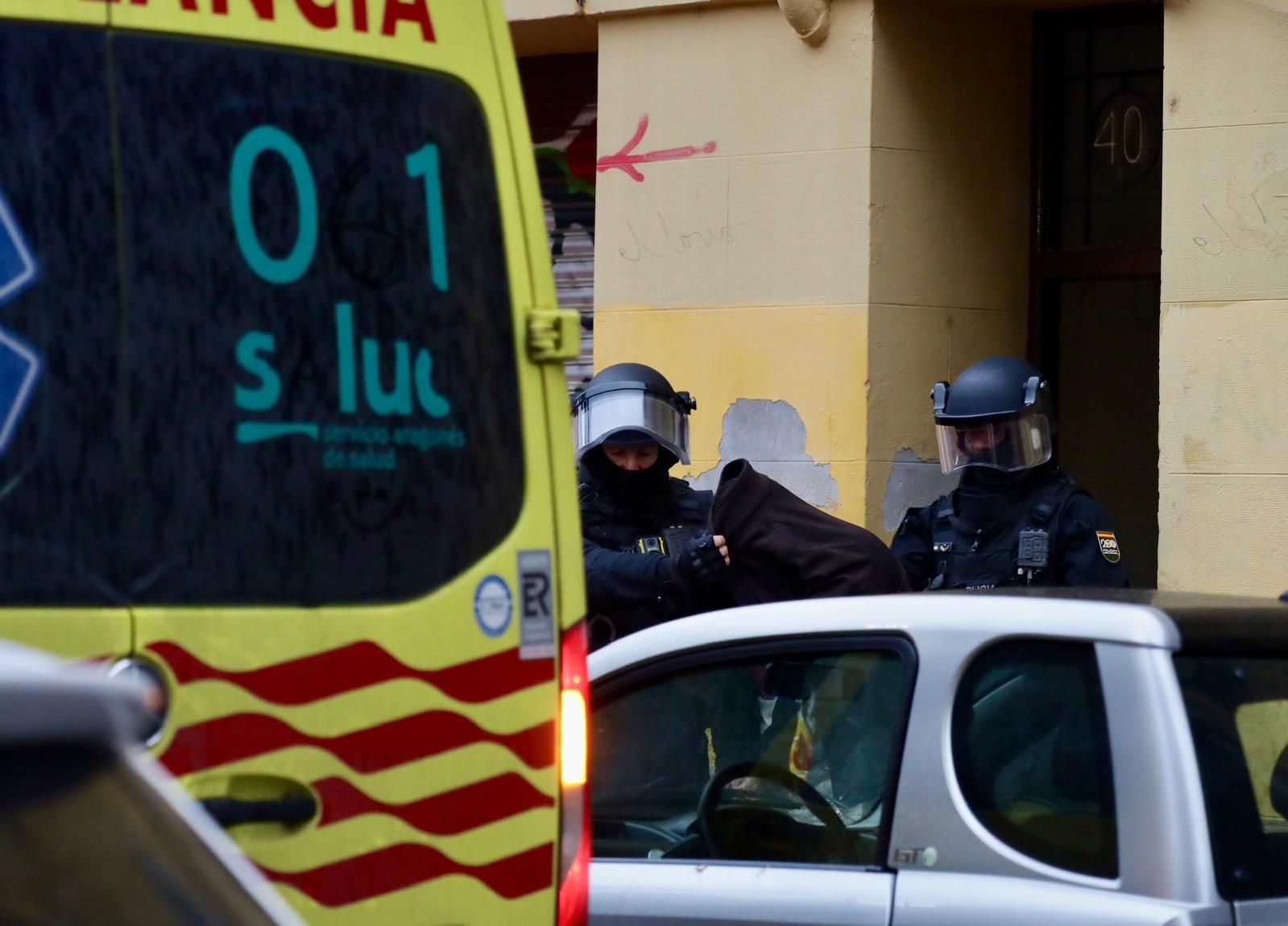 EN IMÁGENES | Un hombre se atrinchera en su casa tras apuñalar a otro en el cuello tras una pelea en la calle El Sepulcro de Zaragoza