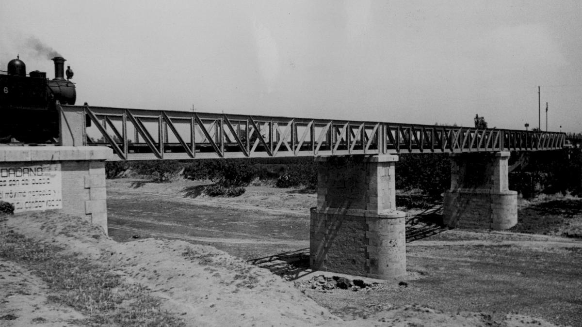 El desaparegut pont de ferro de Paiporta sobre el barranc de Torrent, substituït el 1977. Mitjans segle XX.