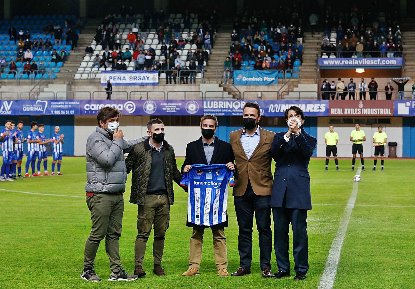 El Suárez Puerta rindió ayer un sentido homenaje al abogado Cándido González, vicepresidente del Ensidesa y de los inicios del Real Avilés Industrial, fallecido recientemente a los 85 años. Se guardó un minuto de silencio y la plantilla regaló una camiseta firmada a los hijos del recordado, Juan Luis, Guillermo y Daniel, y a los nietos, Mateo y Hugo, en la imagen. | 