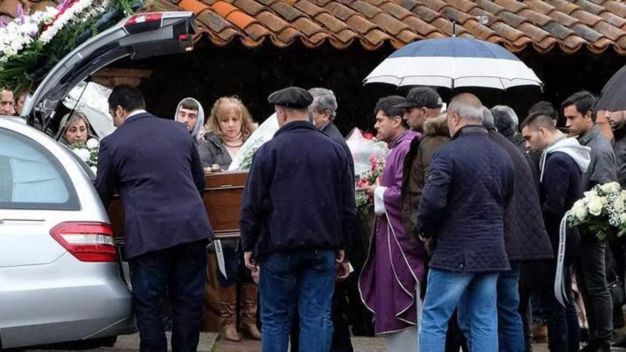 Asistentes al funeral trasladan el féretro hasta la iglesia.