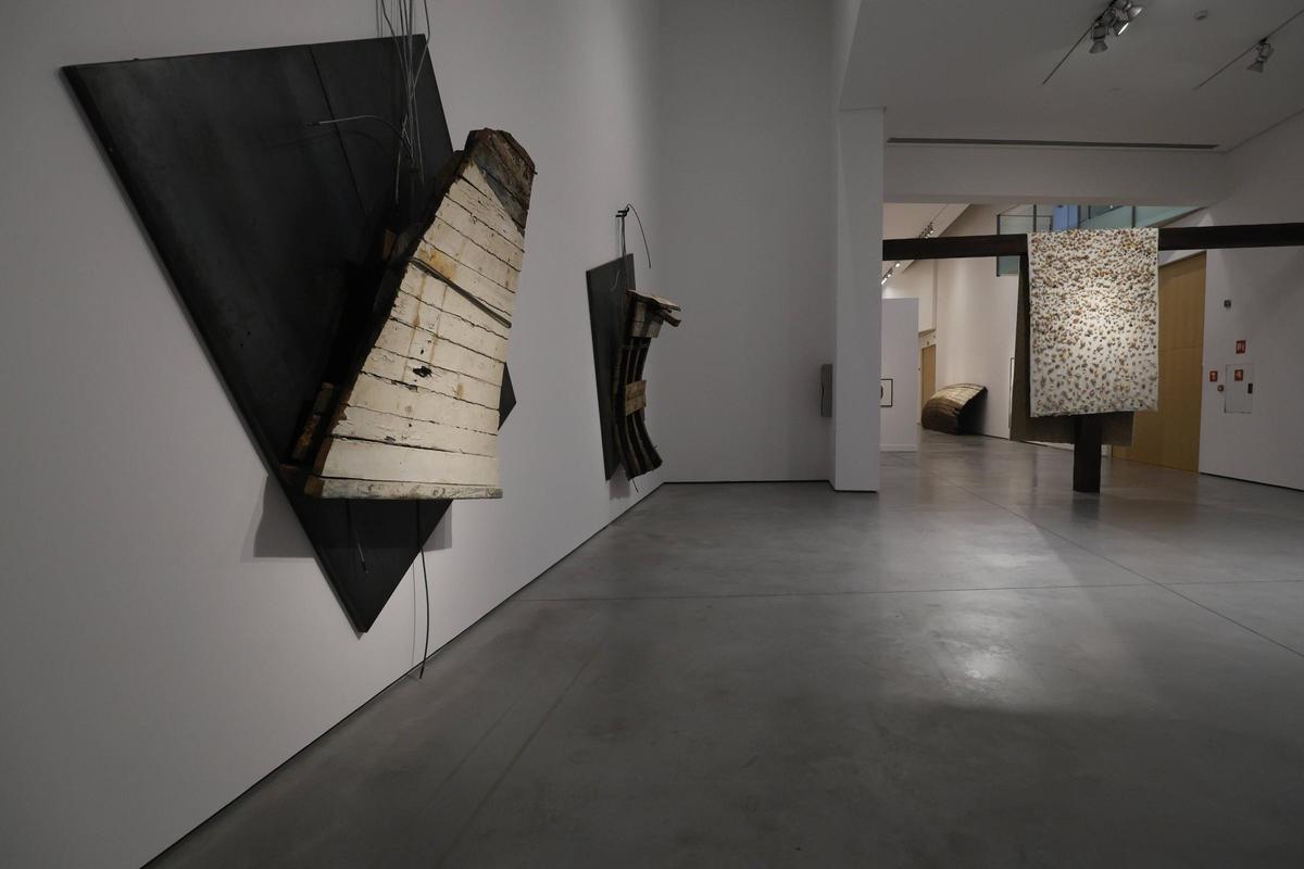 Fragmentos del 'Albatros' y un lienzo con conchas, entre las piezas expuestas.