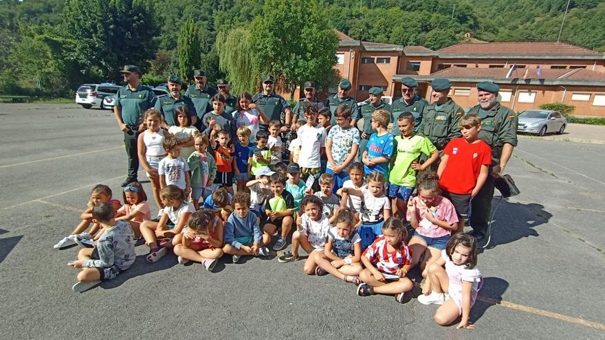 Demostración de la Guardia Civil en el colegio Elena Sánchez Tamargo de Laviana