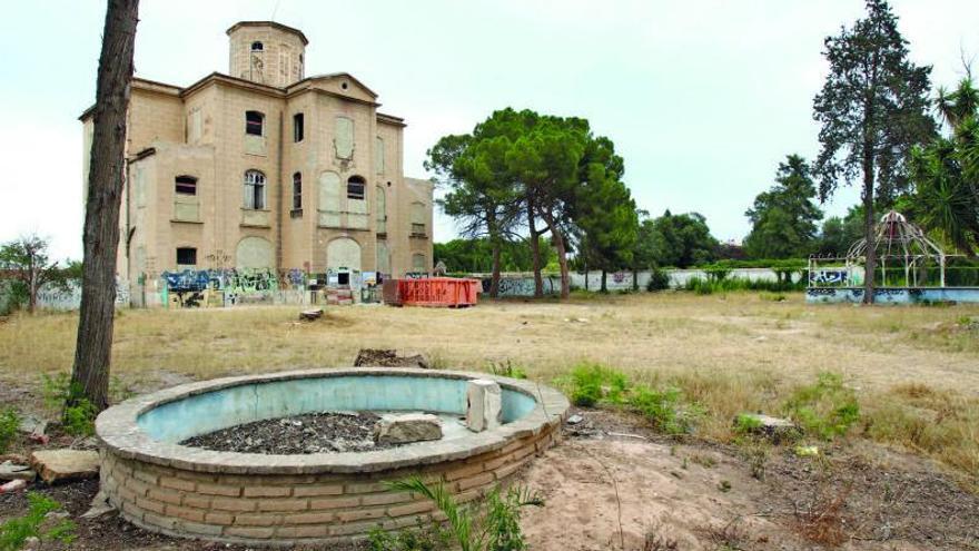 Cúpula central del casino con personajes ilustres.  | D. TORTAJADA