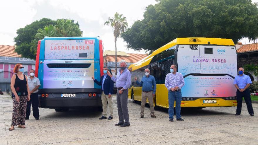 Guaguas Municipales y de Global mostrarán carteles con la campaña de promoción turística de la capital. En la imagen, los carteles con Pedro Quevedo en el centro