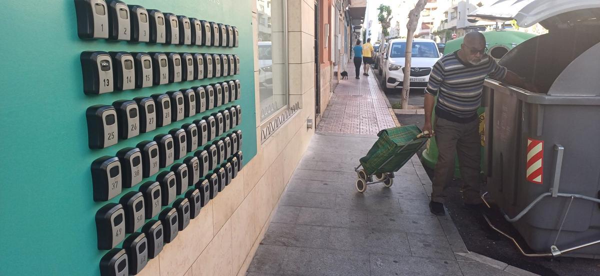 Batería de cajetines de guardallaves en una fachada de la avenida de Diego Ramírez. La legislación valenciana sobre viviendas de uso turístico los prohíbe.