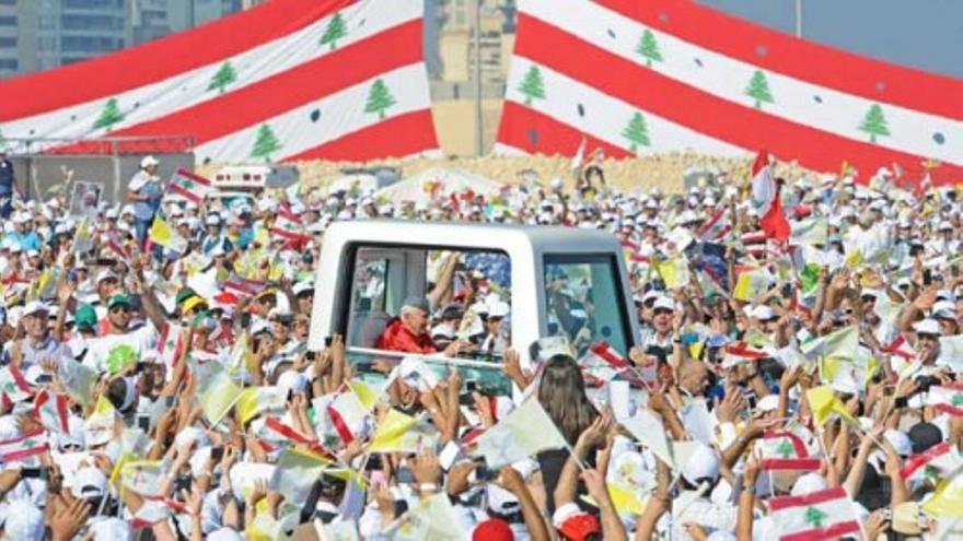 Benedicto XVI recorre Beirut a bordo del papamóvil