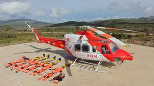 Uno de los helicópteros de bomberos forestales, en la base de Siete Aguas el 31 de octubre.