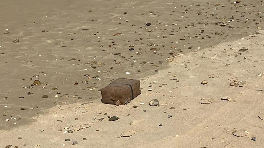 El hachís sorprende a los bañistas en la playa de Zahara de los Atunes: la Guardia Civil incauta 15 fardos
