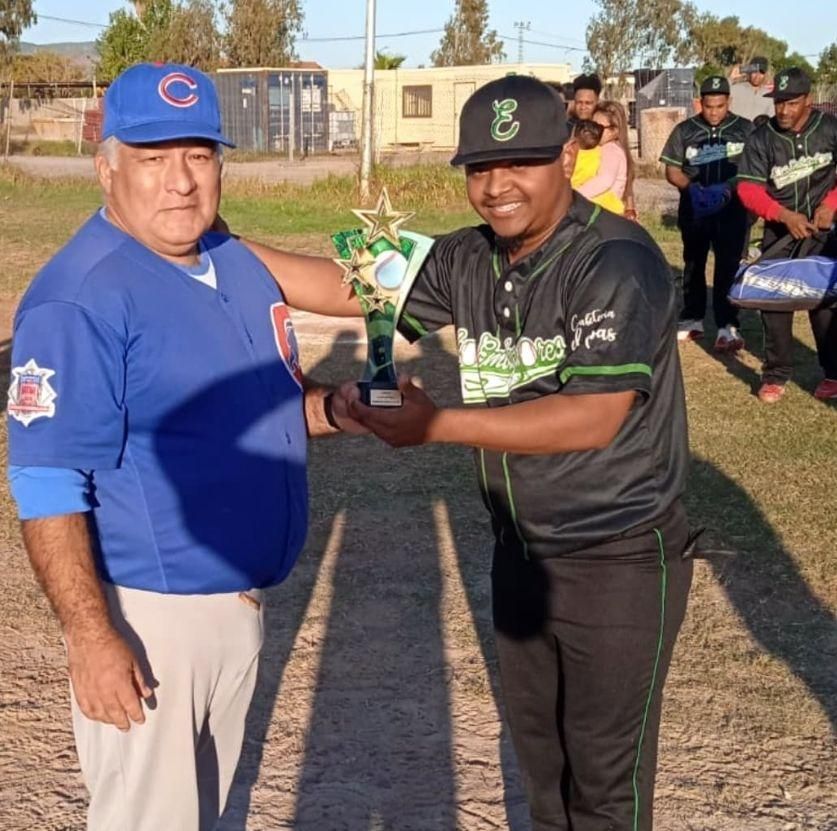 Jorge Cuenca (a la izquierda), originario de Perú pero residente en Castelló desde hace 25 años, es el fundador y presidente de los Cachorros de Castellón.