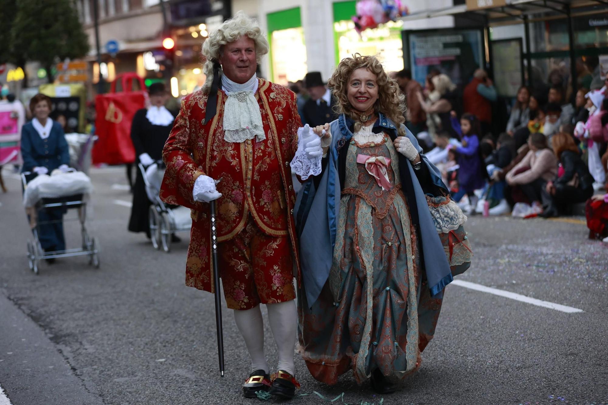 EN IMÁGENES: El Carnaval llena de color y alegría las calles de Oviedo