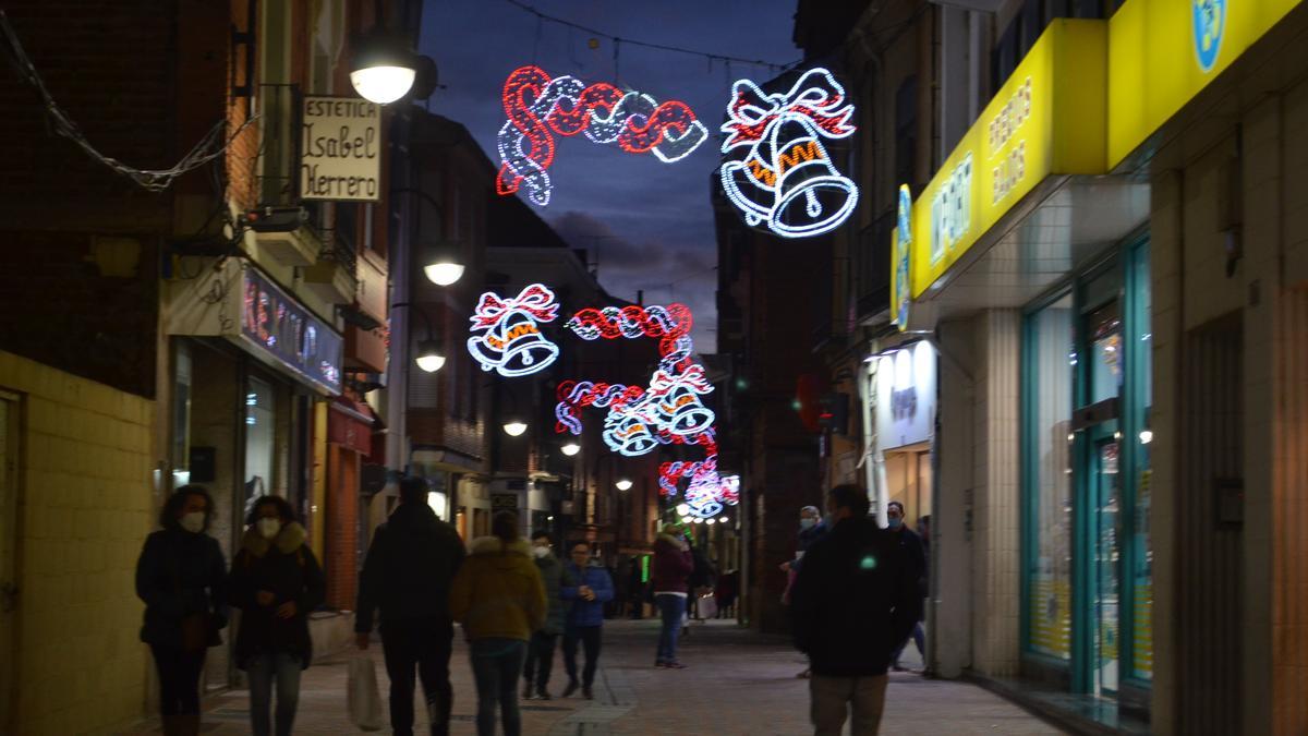 La calle Herreros mantiene abiertos comercios locales y familiares que intentan sortear la crisis. / E. P.