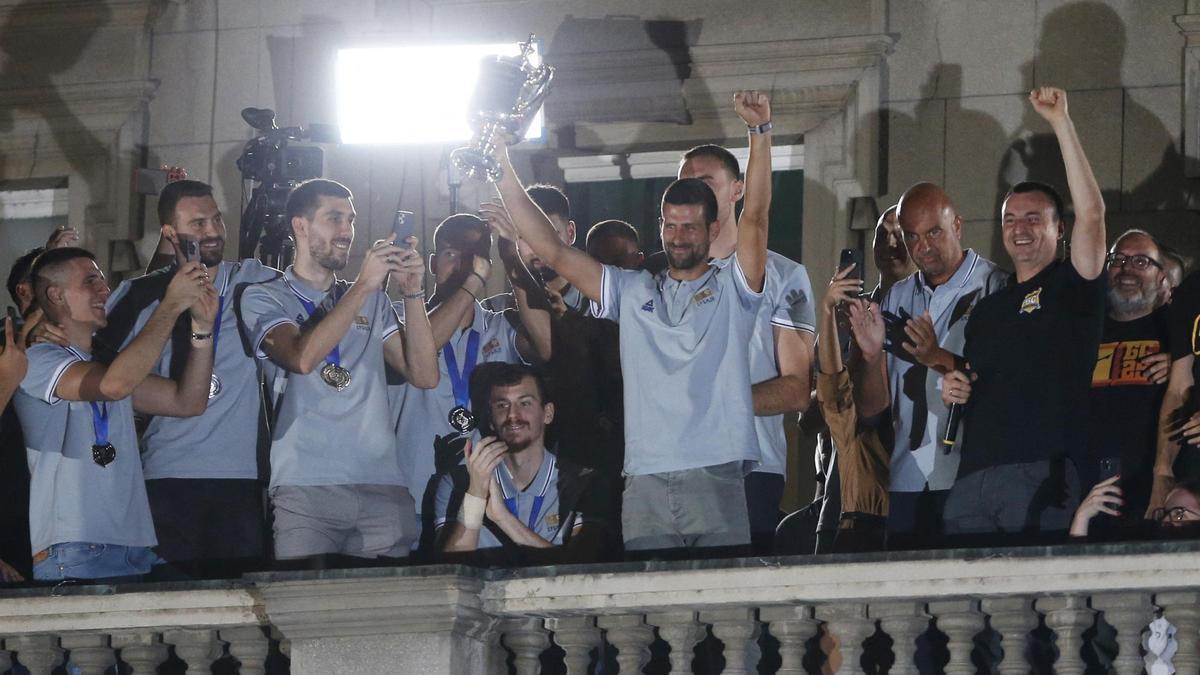 Djokovic y los jugadores de baloncesto de la selección serbia fueron agasajados por miles de aficionados en Belgrado