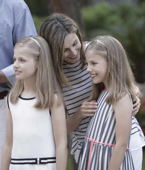 Es war wieder soweit für das offizielle Urlaubsfoto auf Mallorca: König Felipe, Königin Letizia sowie die Töchter Leonor und Sofía haben am Donnerstag (4.8.) in den Gärten der königlichen Sommerresidenz zum Familienbild Aufstellung genommen.