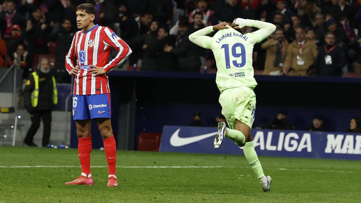 Lamine Yamal festeja su gol, el 2-3 del Barça al Atlético en el Metropolitano, ante Nahuel Molina.