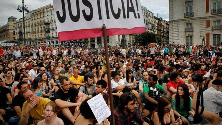 Los indignados se citan esta noche en Sol y vuelven a desafiar la limitación horaria