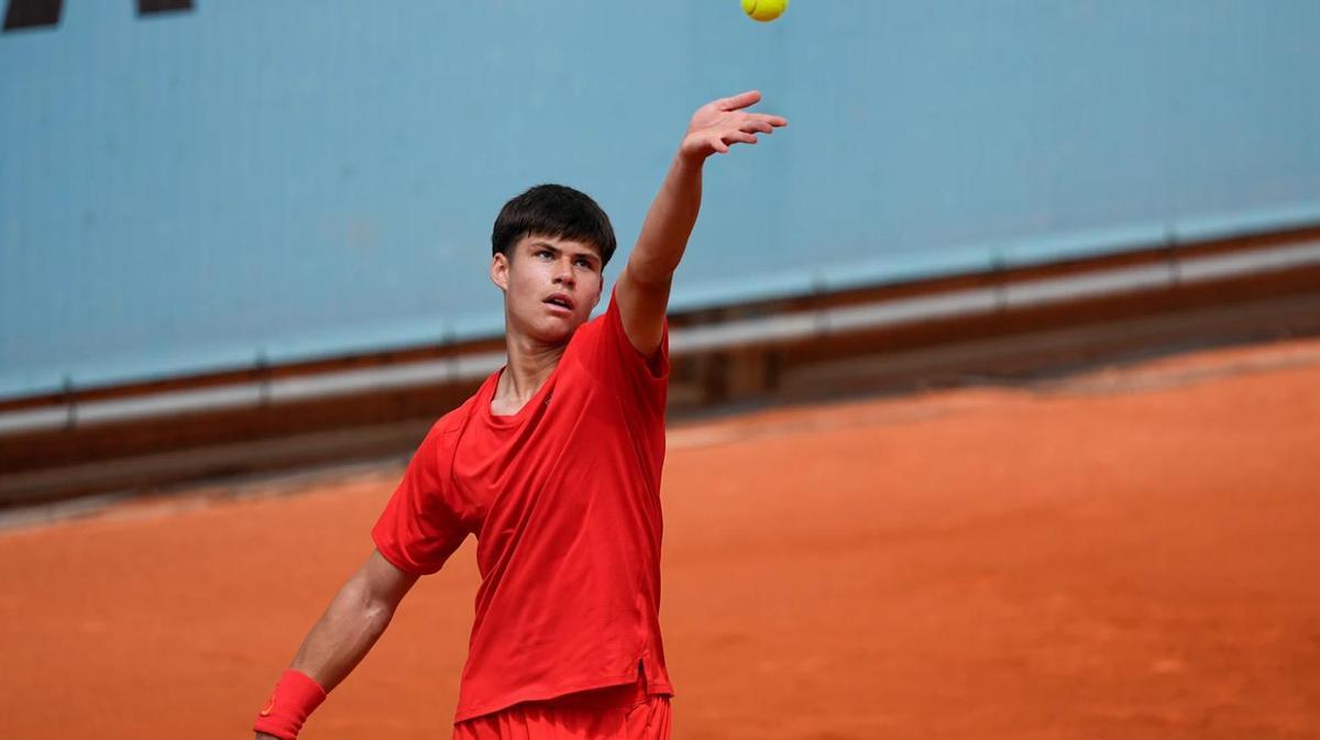 Jaime Alcaraz debuta con victoria en el Mutua Madrid Open sub-16, bajo la atenta mirada de su hermano Carlos