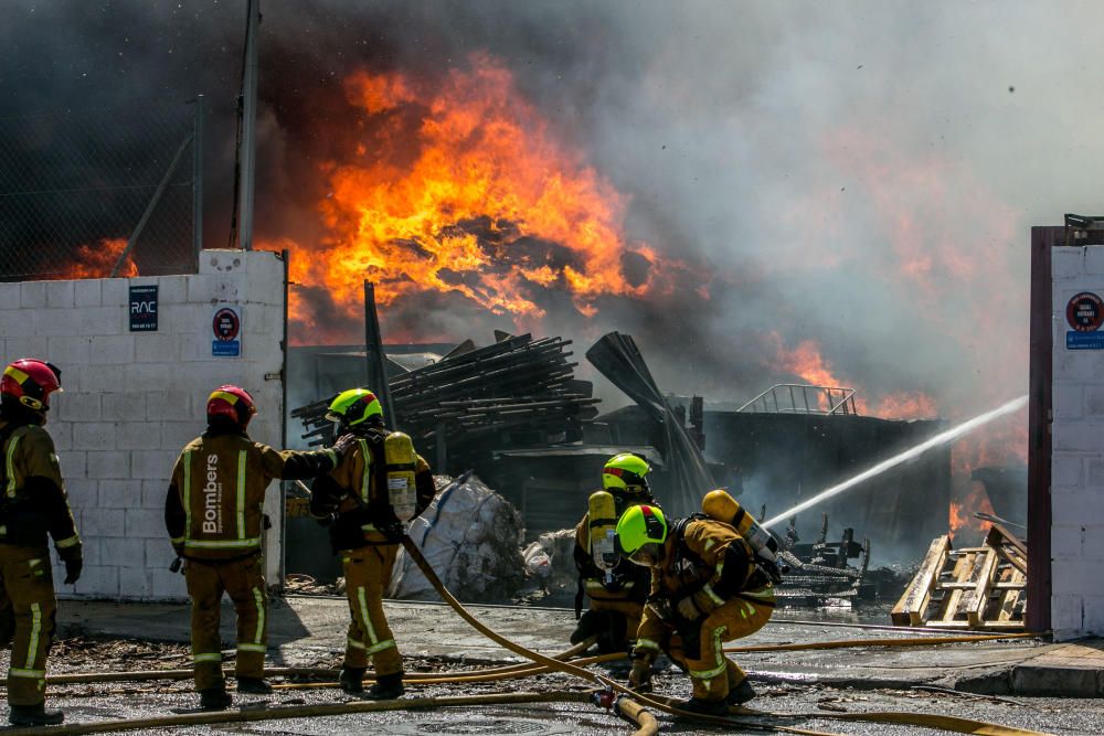 Incendio en el polígono de Carrrús en Elche