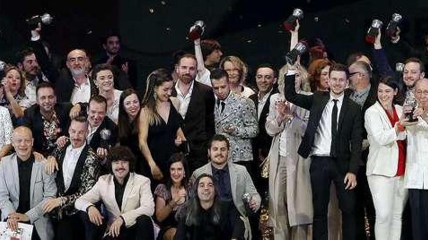 Fotografía de familia de los premiados en la gala de entrega de los Premios Max.