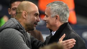 Mourinho y Guardiola saludándose antes de un encuetro