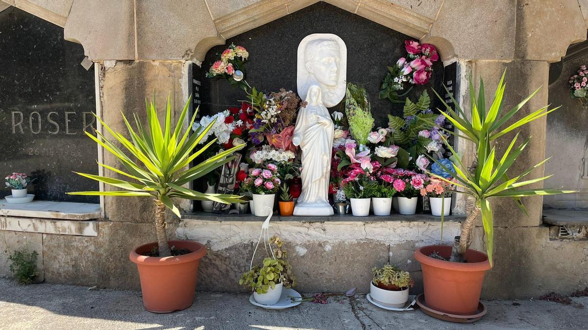 Tumba de Francesc Pla Saña, &quot;el otro santet&quot;, en el cementerio de Sant Andreu.