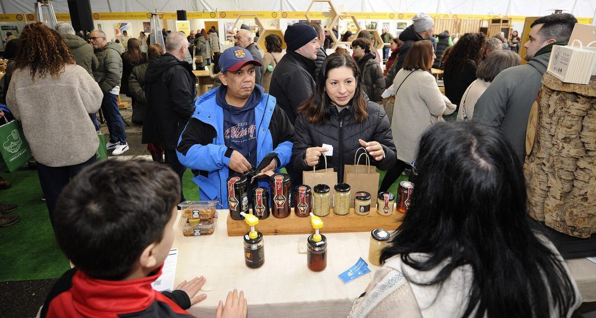 Clientes en uno de los puestos de venta de la feria. |  Bernabé/Javier Lalín |