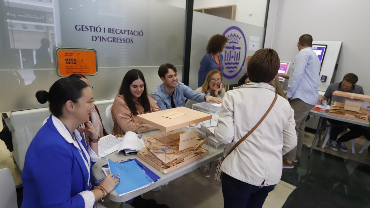 Una dona vota en una mesa electoral de Gandia