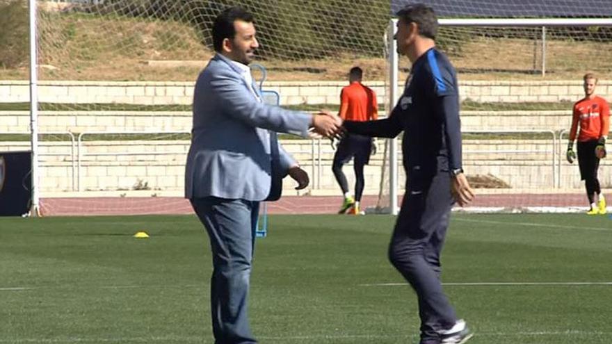 Al-Thani, visitando a la plantilla en el Estadio de Atletismo.