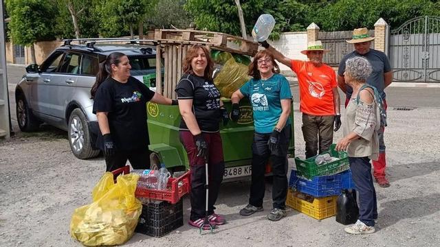 Varios voluntarios limpiaron los residuos del cauce del río y las Tajaderas.