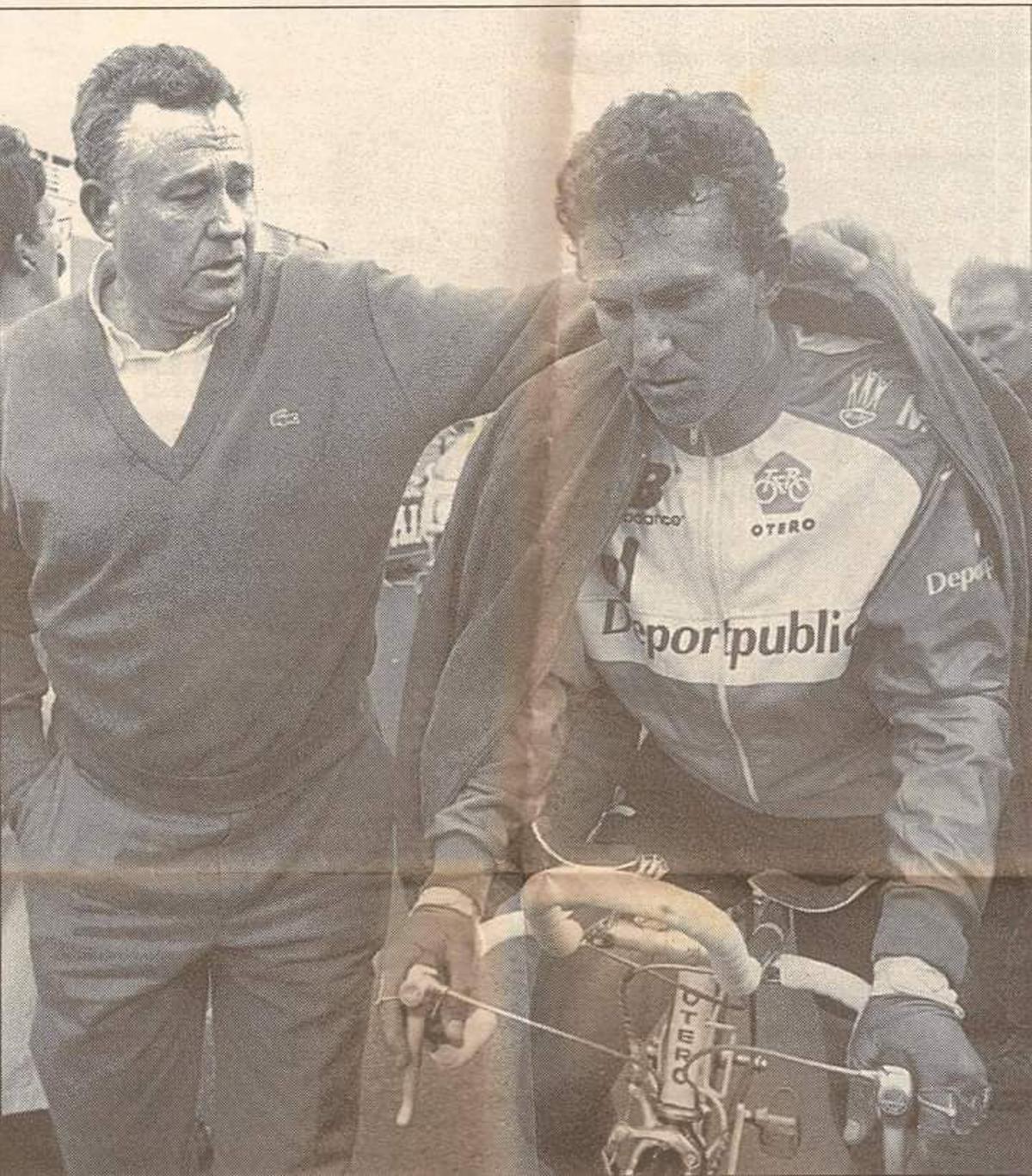 Antonio Blanco arropa a su hijo al finalizar una carrera cuando era corredor del Deportpublic.