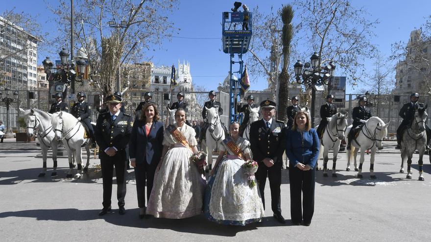 La Policía Nacional exhibe medios en la &quot;mascletà&quot;