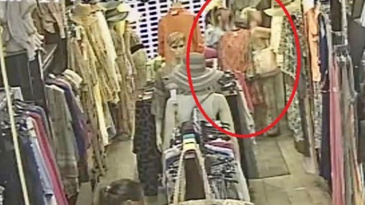 Una carterista usa un vestido como muleta sobre la víctima.