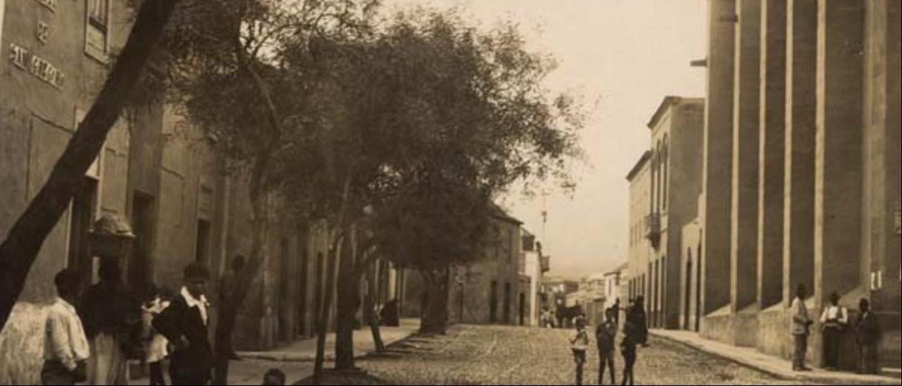 En la imagen retrospectiva, la plaza de San Gregorio, en Telde, donde en un bar se produjo el suceso.