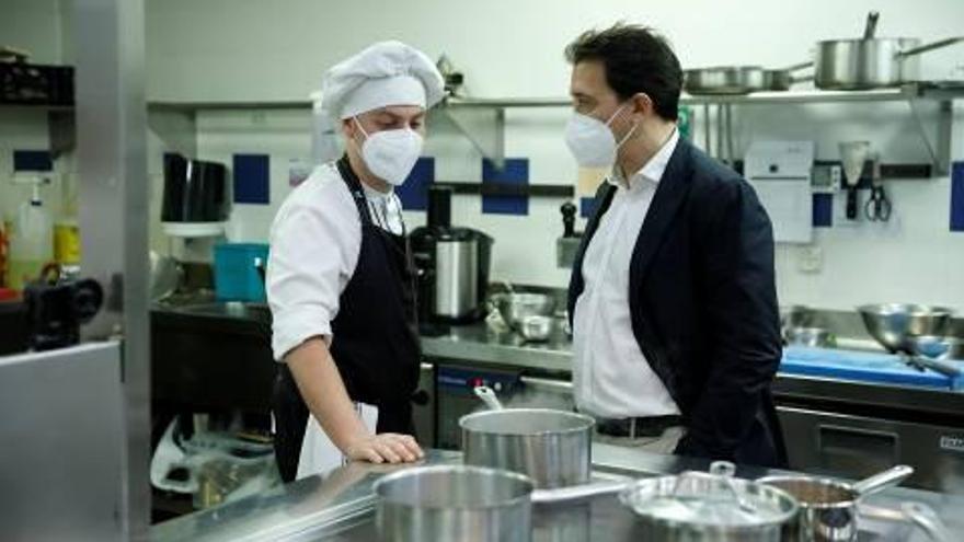 Francis Paniego, presidente del jurado, junto al vencedor de la IX Edición, Pablo García, estudiante del asturiano IES Valle de Aller.