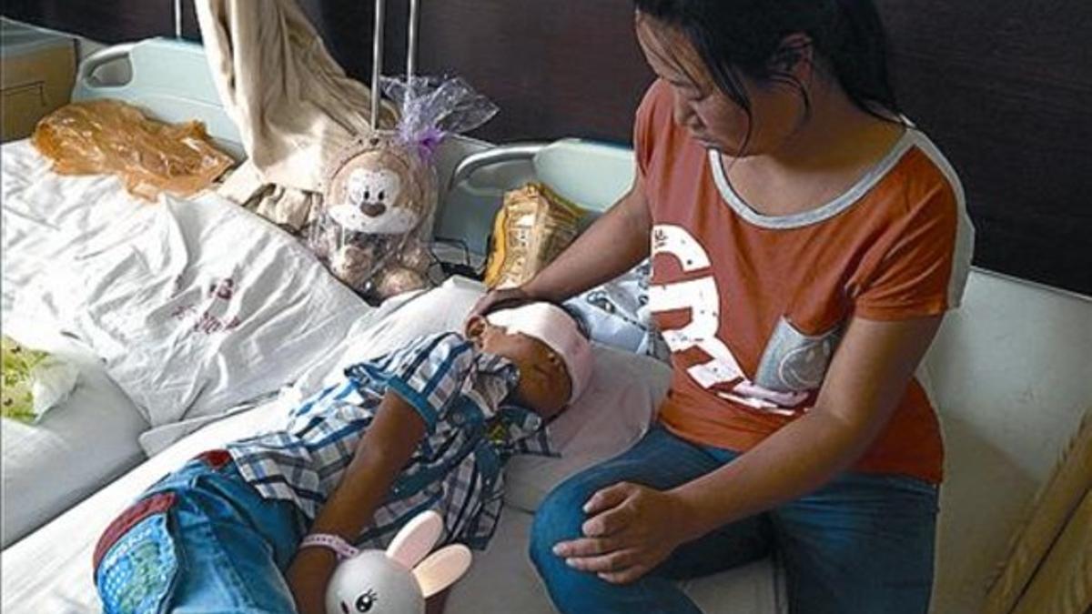 Hospitalizado 8 El pequeño Binbin, junto a su madre en el hospital.