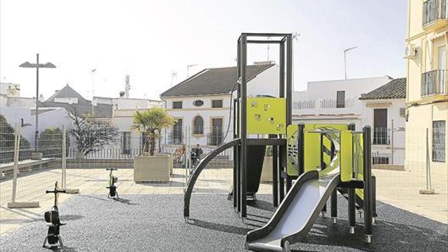El Ayuntamiento dota la plaza de La Andaluza de una zona infantil