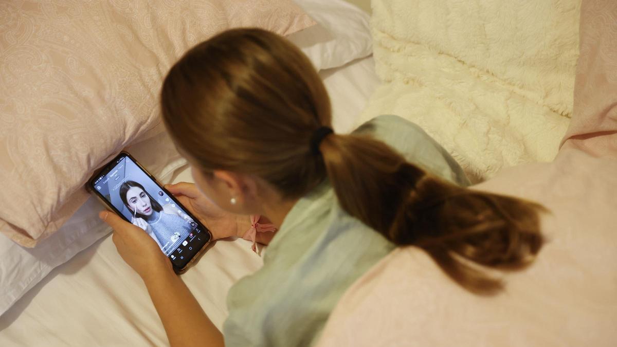 NIÑOS Y MÓVILES | Familias que se resistían a dar el primer móvil a sus hijos acaban cediendo al llegar a 1º de la ESO: «Me lo he comido con patatas»
