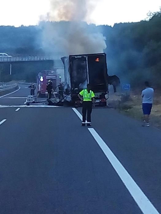 Un camión arde en Riós // FdV