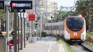 El Govern central firma el contracte per elaborar l’estudi de la connexió ferroviària entre Castelldefels i Barcelona