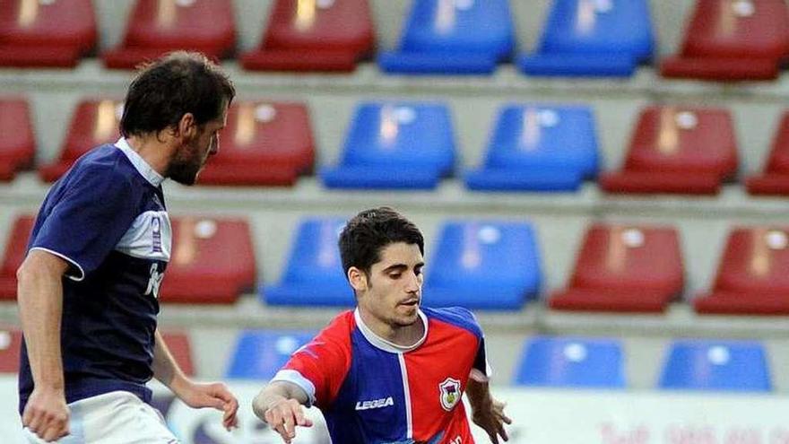 Cris Montes controla un balón ante Pantiga, del Marino.